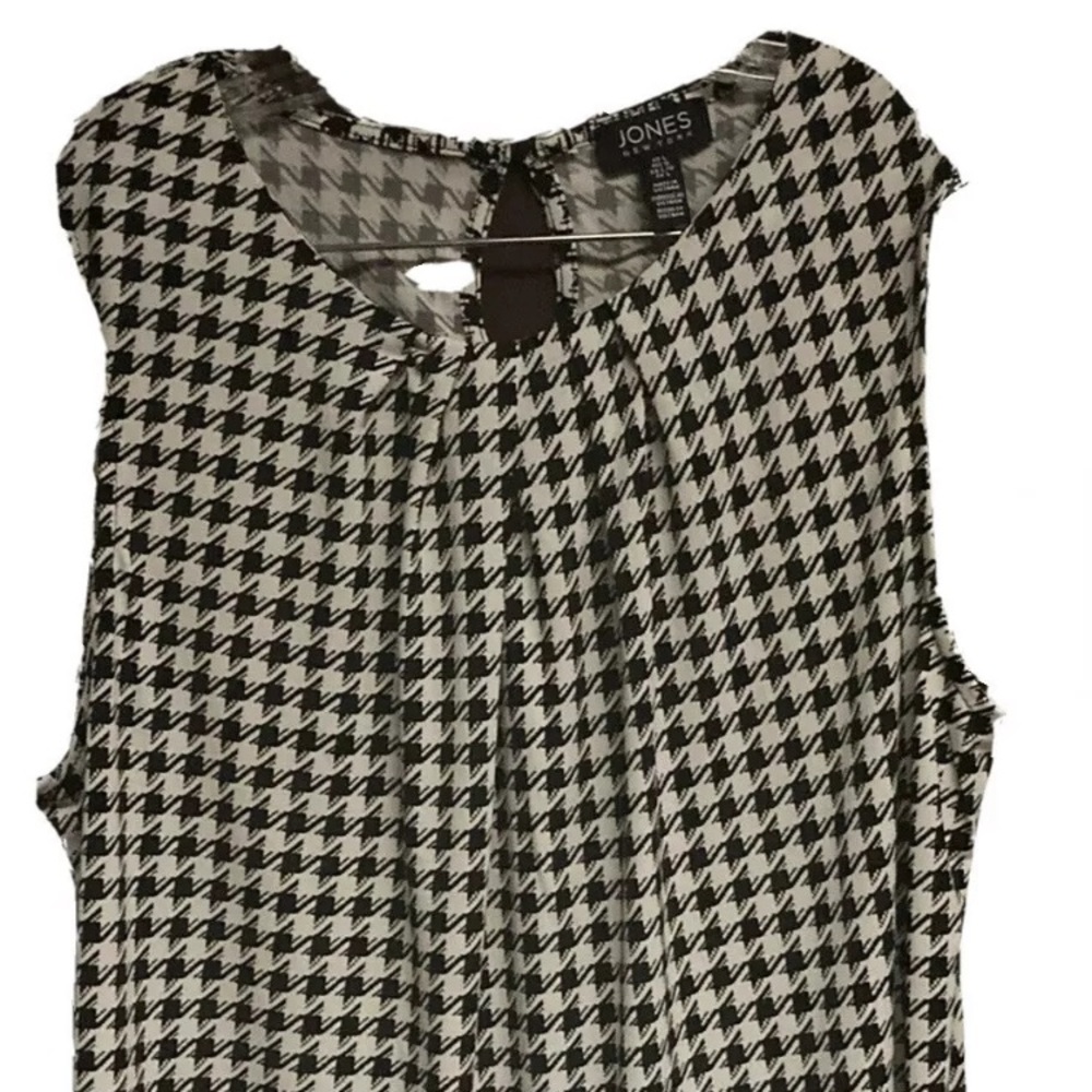 Jones New York Houndstooth Print Sleeveless Blouse. Large